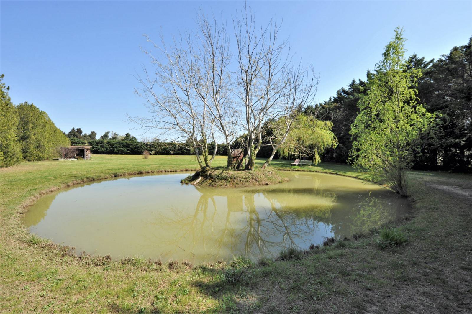 mas en campagne des Vignères, proche de l'Isle-sur-la-Sorgue.   