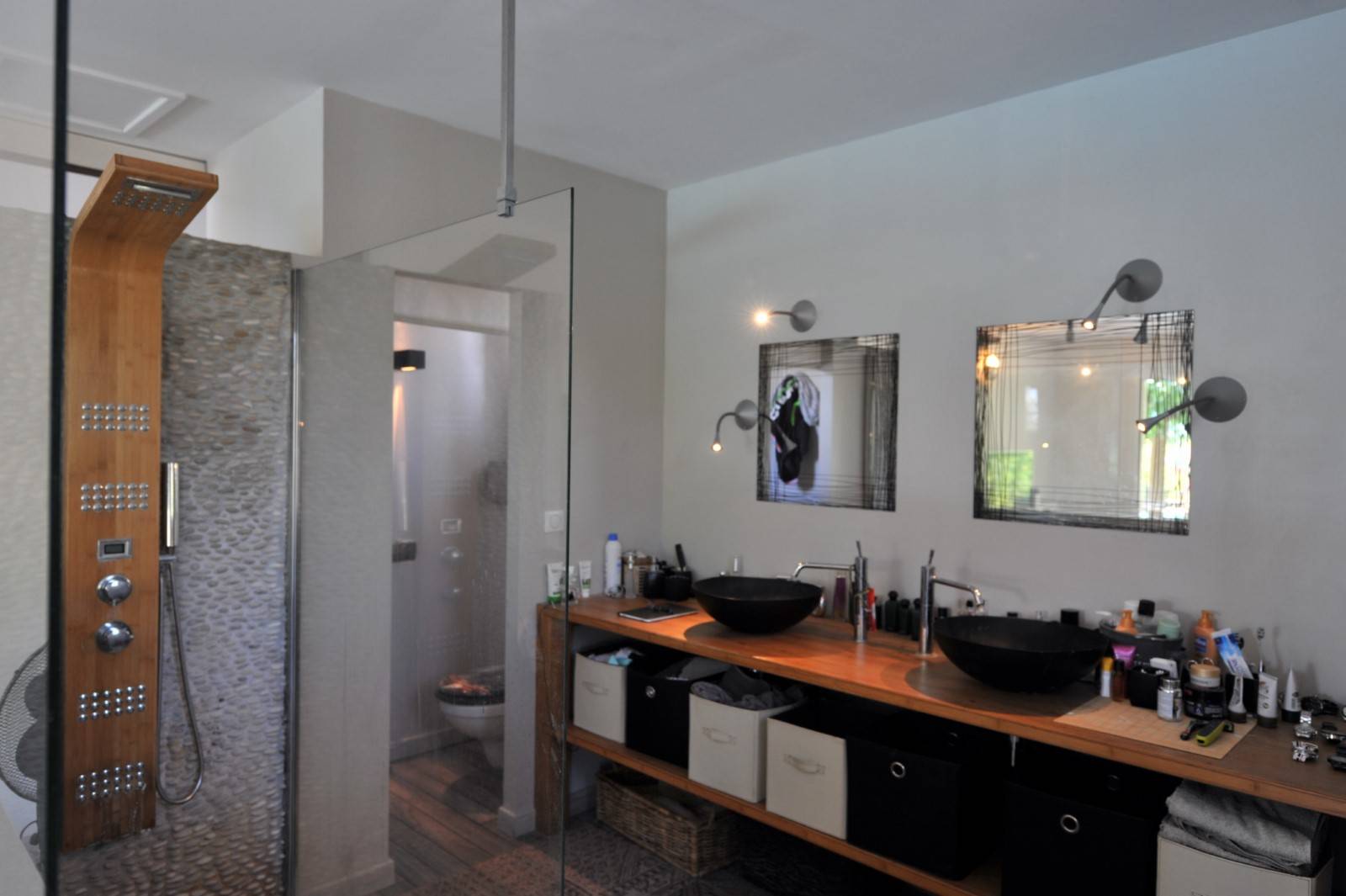 sur les hauteurs d'Apt, maison de plain-pied avec gîte et 2 piscines   