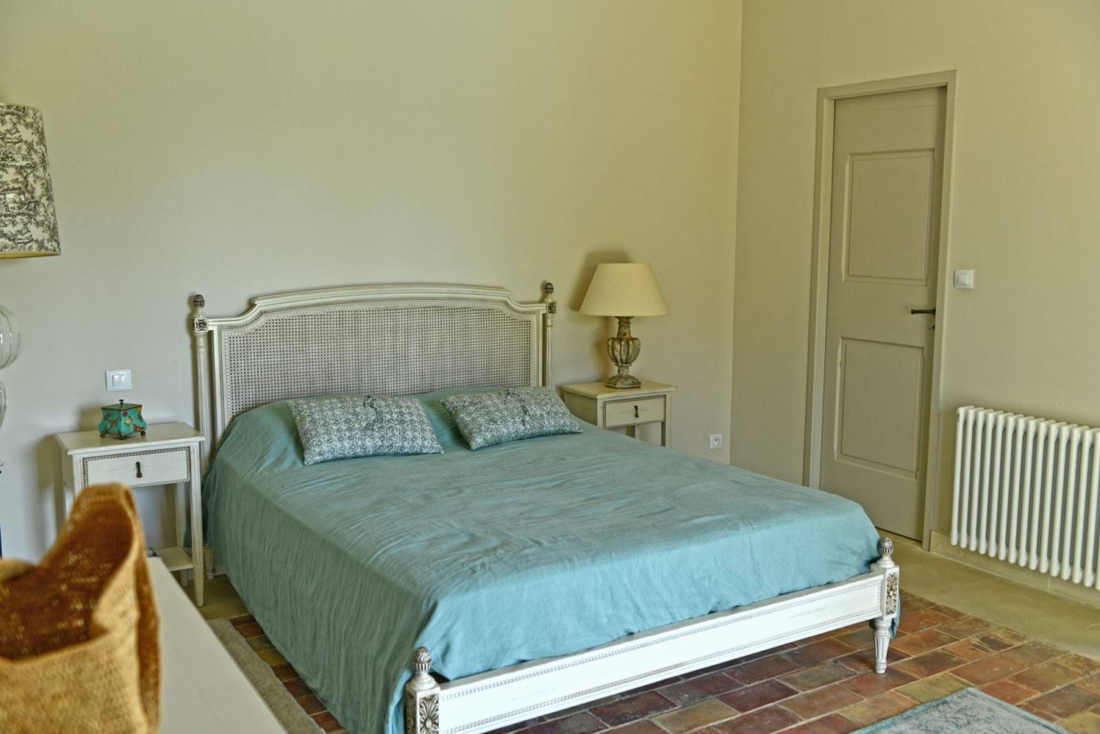 Gordes : Maison en pierres avec piscine en bordure de village   