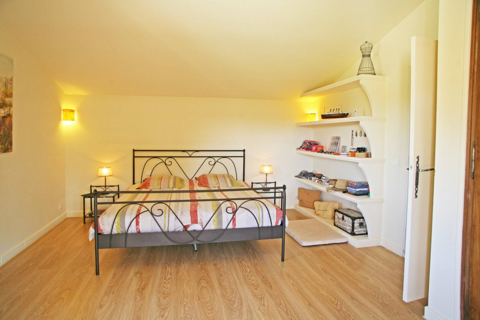 Exclusivité à Rustrel : maison à deux pas du village avec vue dominante et piscine   