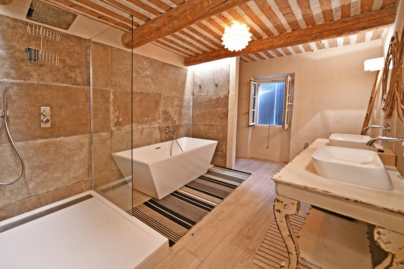 Joucas : Maison de village avec jardin, garage et dépendances   
