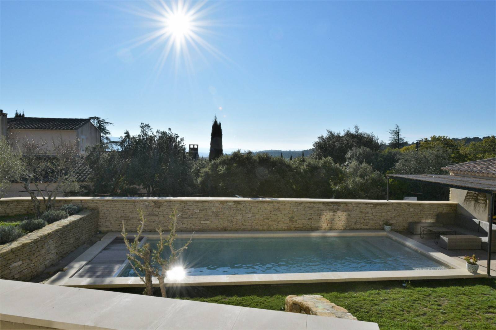 Bastide avec piscine et vue sur Cabrières d'Avignon   
