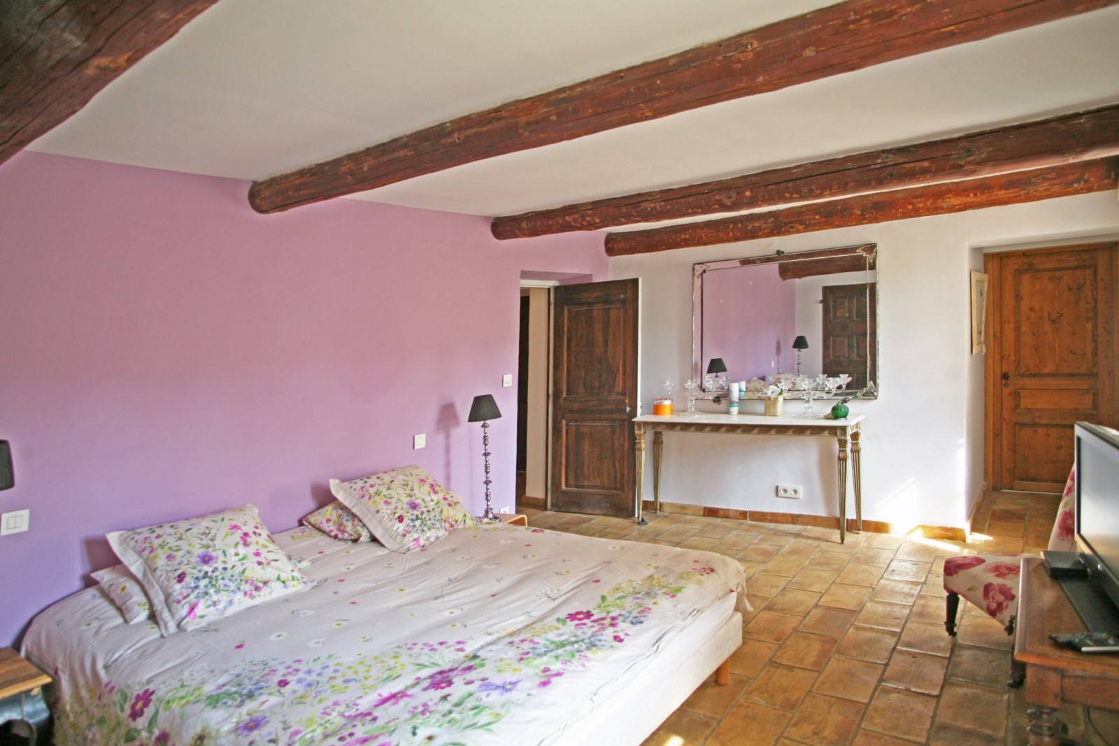 superbe bastide sur  près de 13 hectares à deux pas du village de Roussillon    