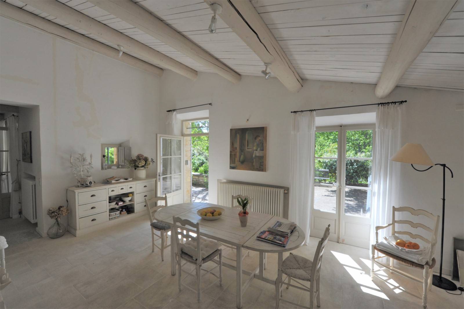 Exclusivité à Gordes - Maison en pierres sur terrain arboré avec piscine   