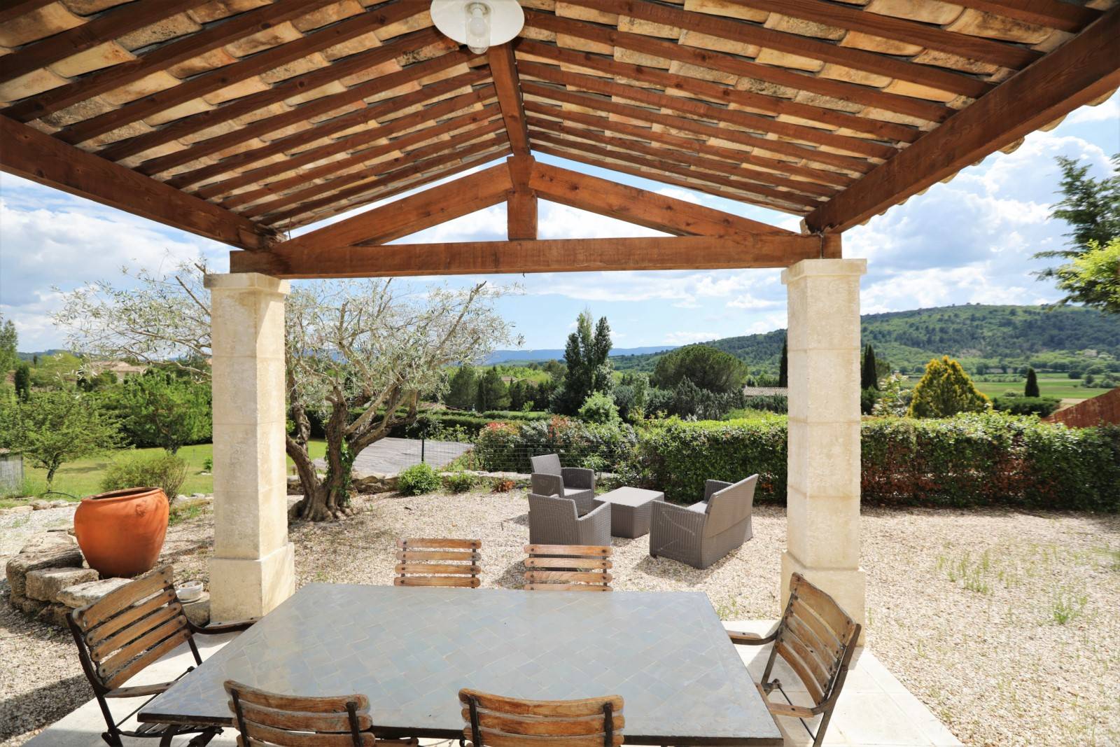 Gordes : maison de hameau avec vue   