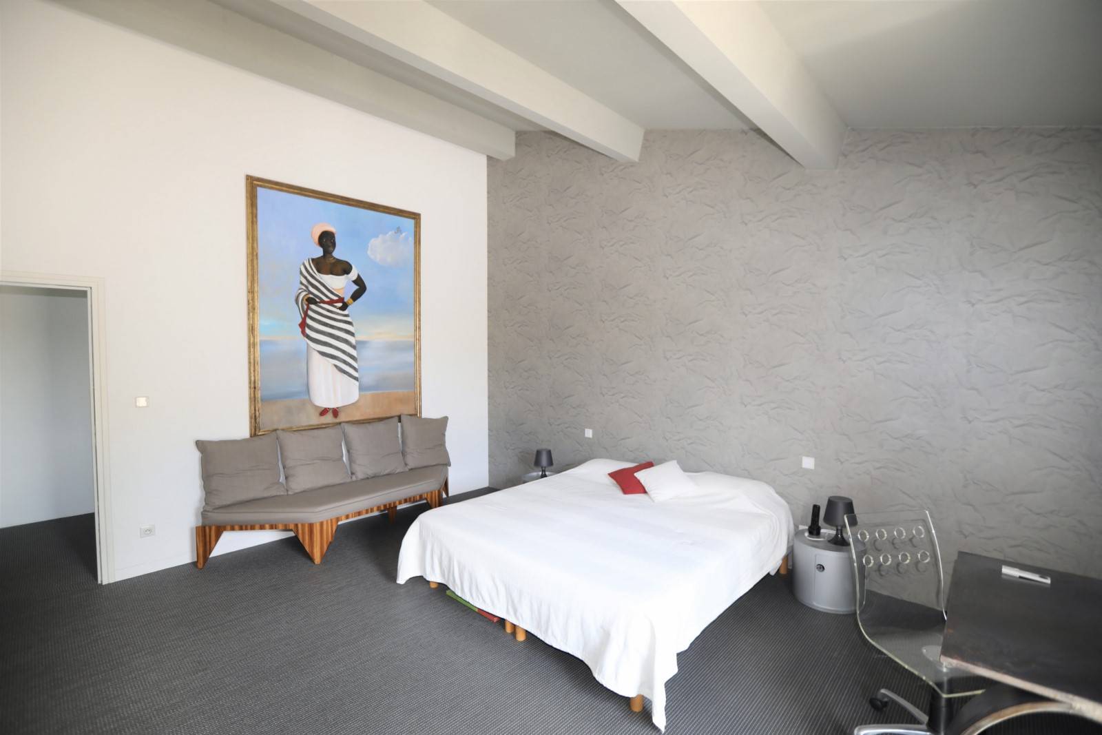 Gordes, maison contemporaine en pierres   