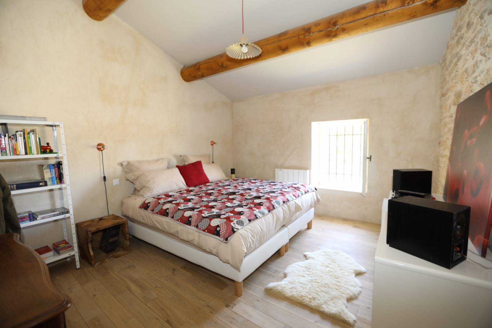 Maison de charme dans un Hameau de Gordes, rénovée avec piscine et vue   