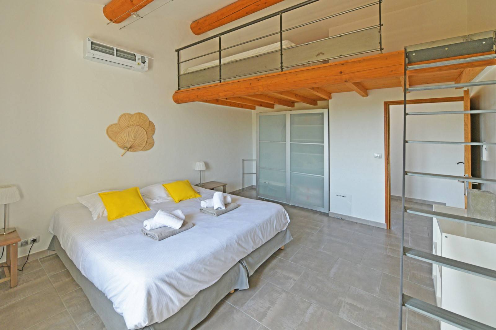 Proche de Gordes, maison d'architecte dans un quartier résidentiel et sécurisé.   