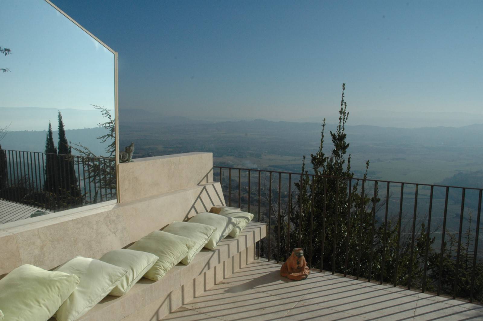 Vue sur la vallée du Luberon depuis propriété à la vendre chez Rosier