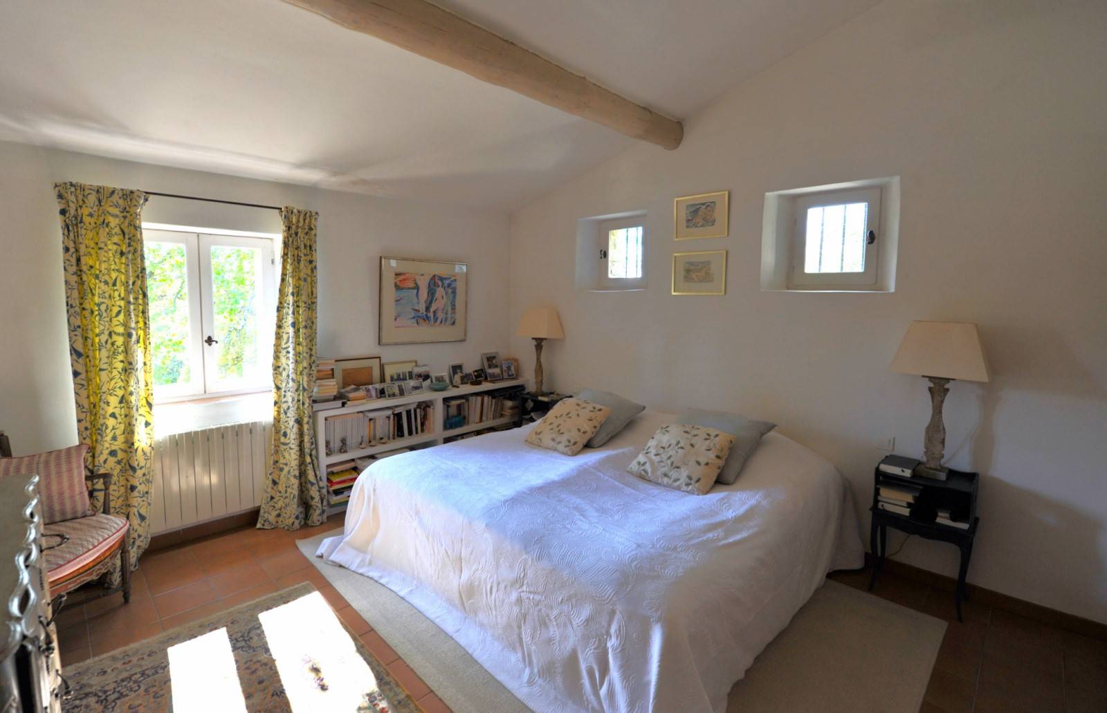 Gordes : Belle maison en pierres sur grand terrain   