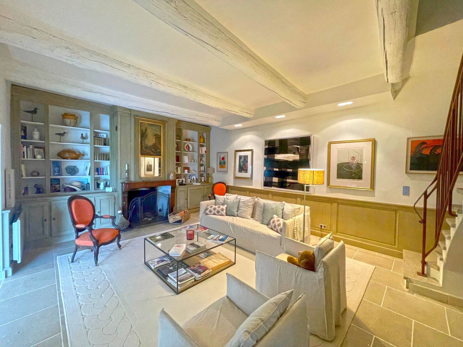 Exclusivité à Gordes, maison de village avec piscine et vue dominante   