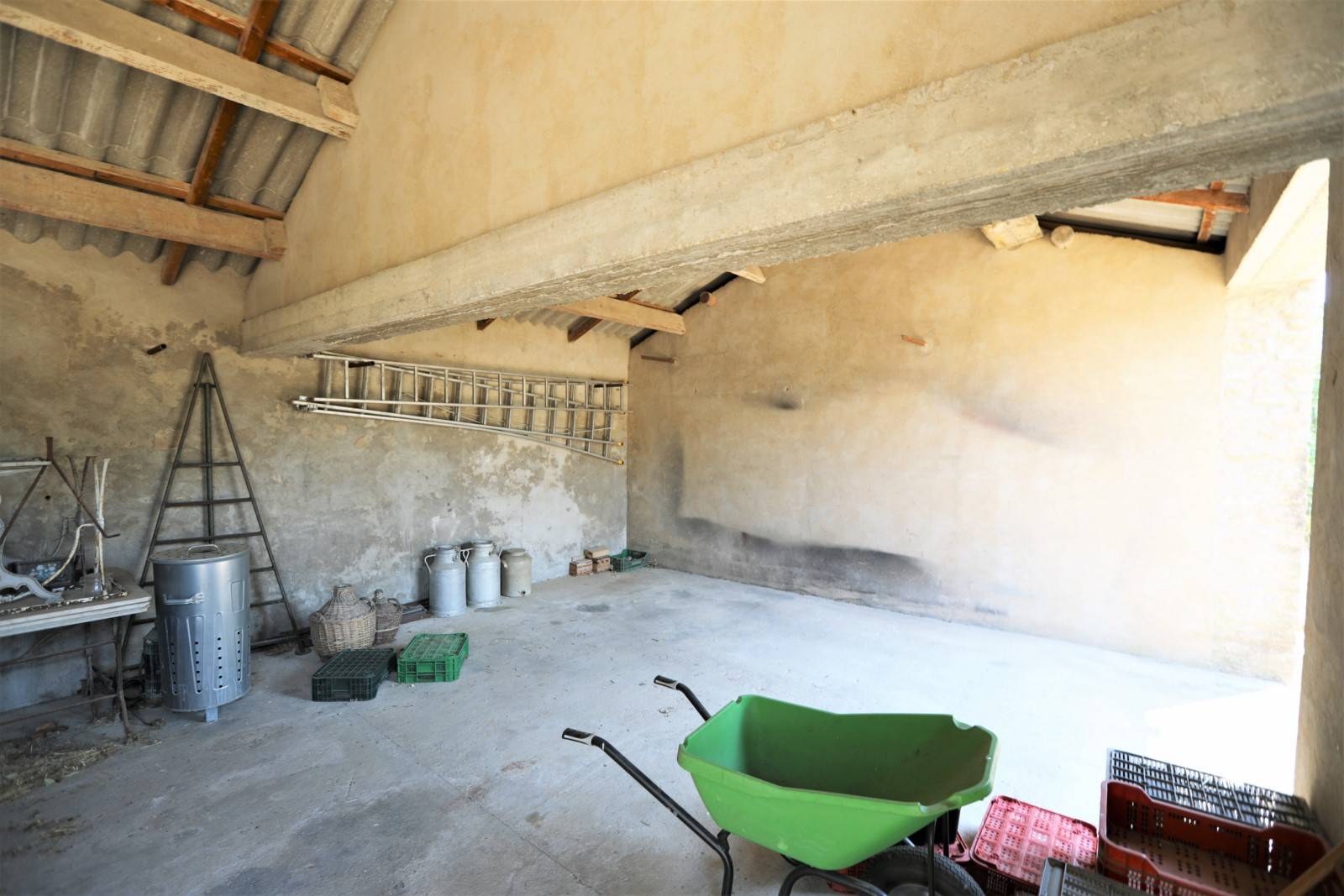 Hameau de Gordes, maison mitoyenne à rénover avec vue sur le Luberon   