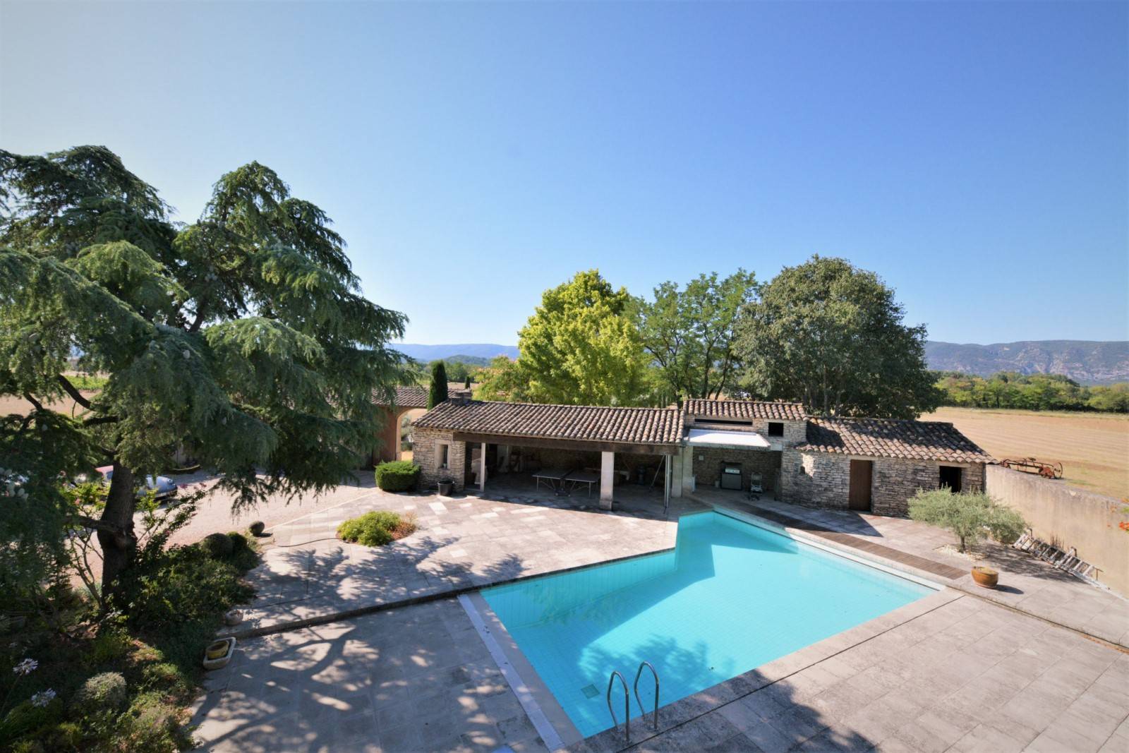 Terrain avec piscine sur propriété proche de Gordes