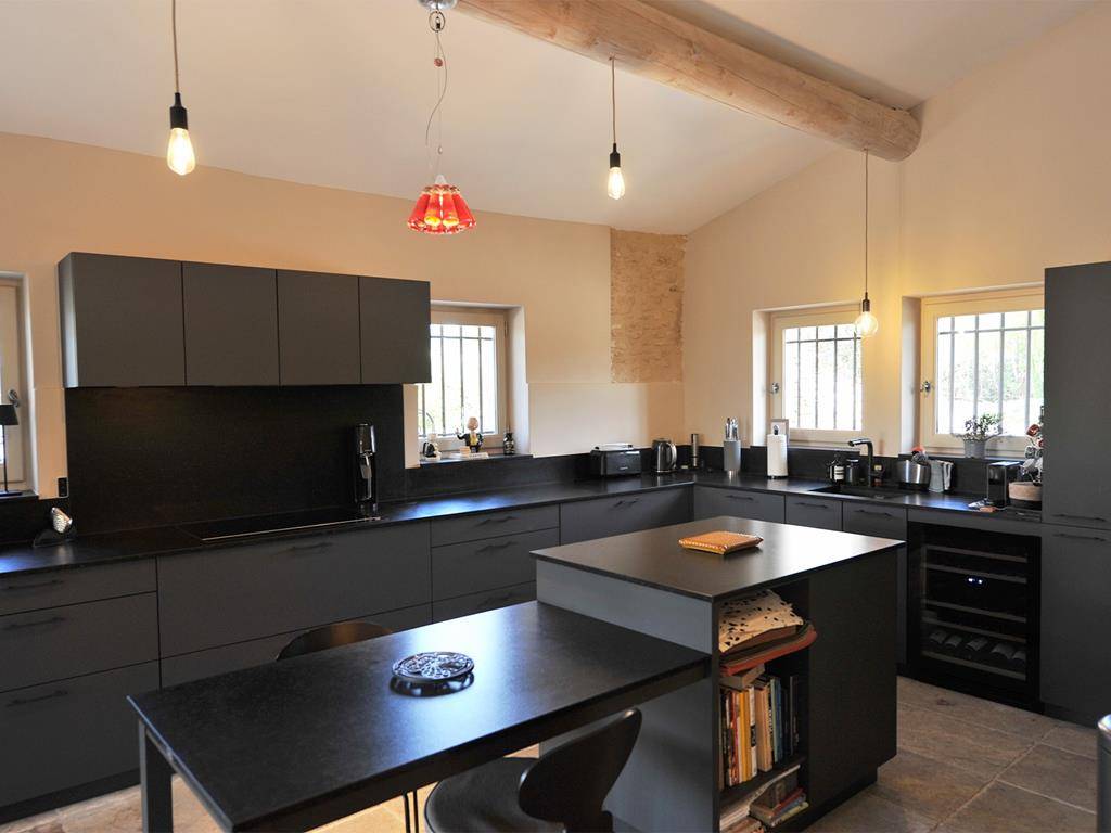 A vendre à Gordes, superbe Mas en pierres, entièrement rénové avec piscine et vues sur le Luberon.
