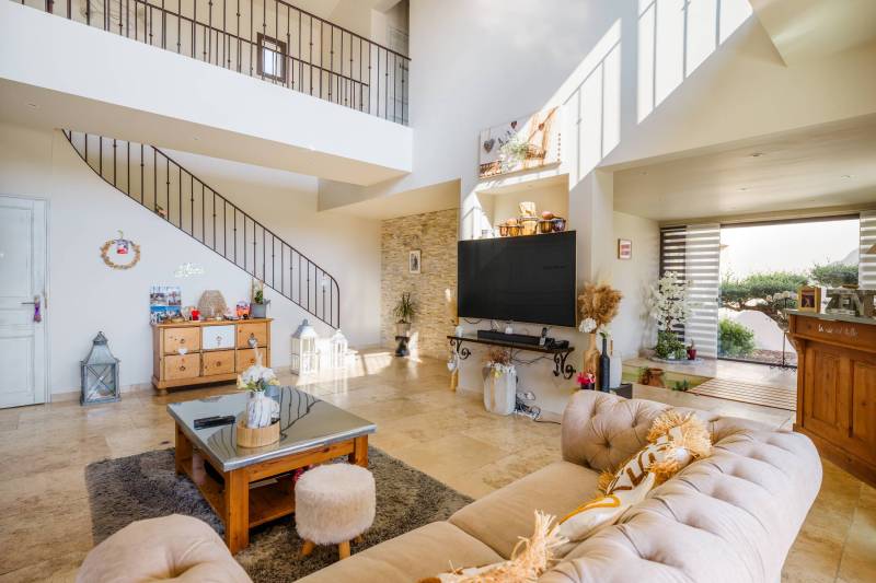 Villa contemporaine avec piscine, pool house sur grand terrain paysagé et vues sur le Luberon à proximité de Roussillon