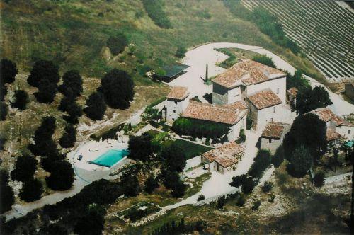 Luberon, maisons formant un hameau superbement restauré
