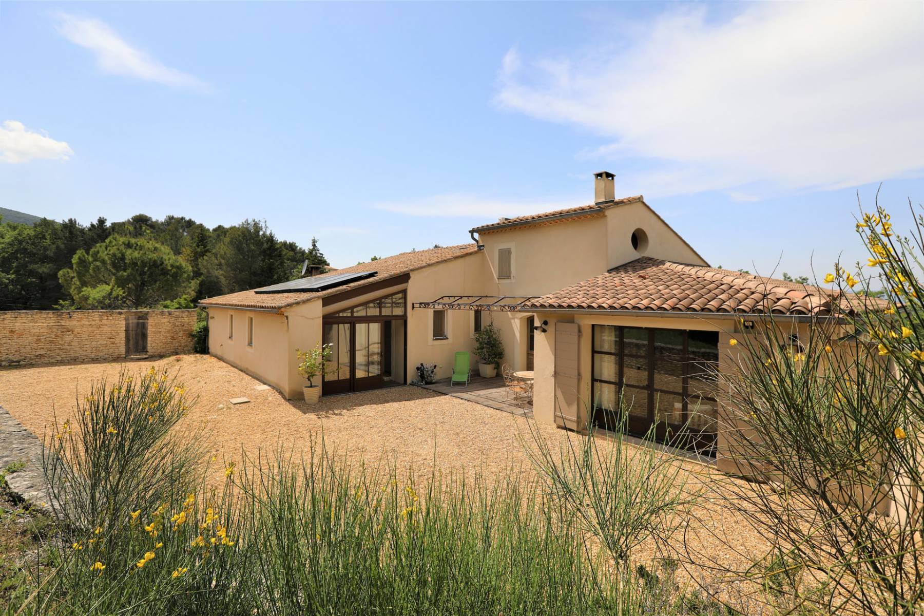 Proche Bonnieux, agréable maison avec piscine et grand garage   