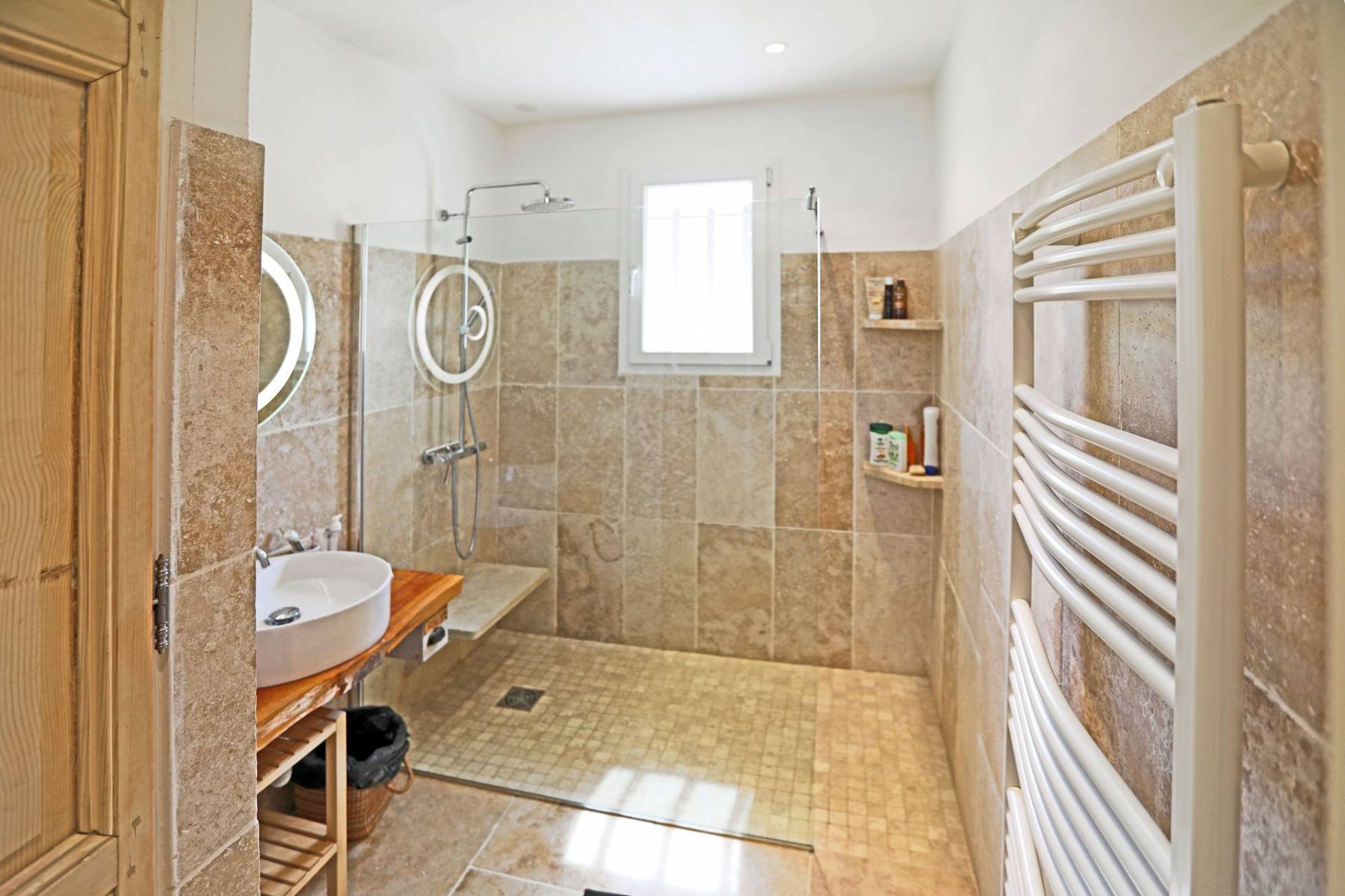 Proche Bonnieux, agréable maison avec piscine et grand garage   