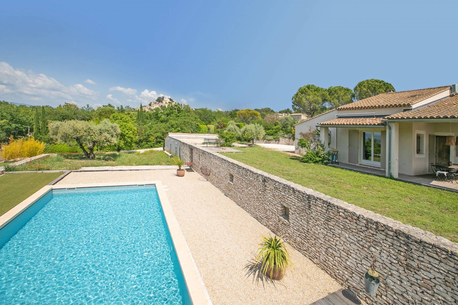 Proche Bonnieux, agréable maison avec piscine et grand garage   