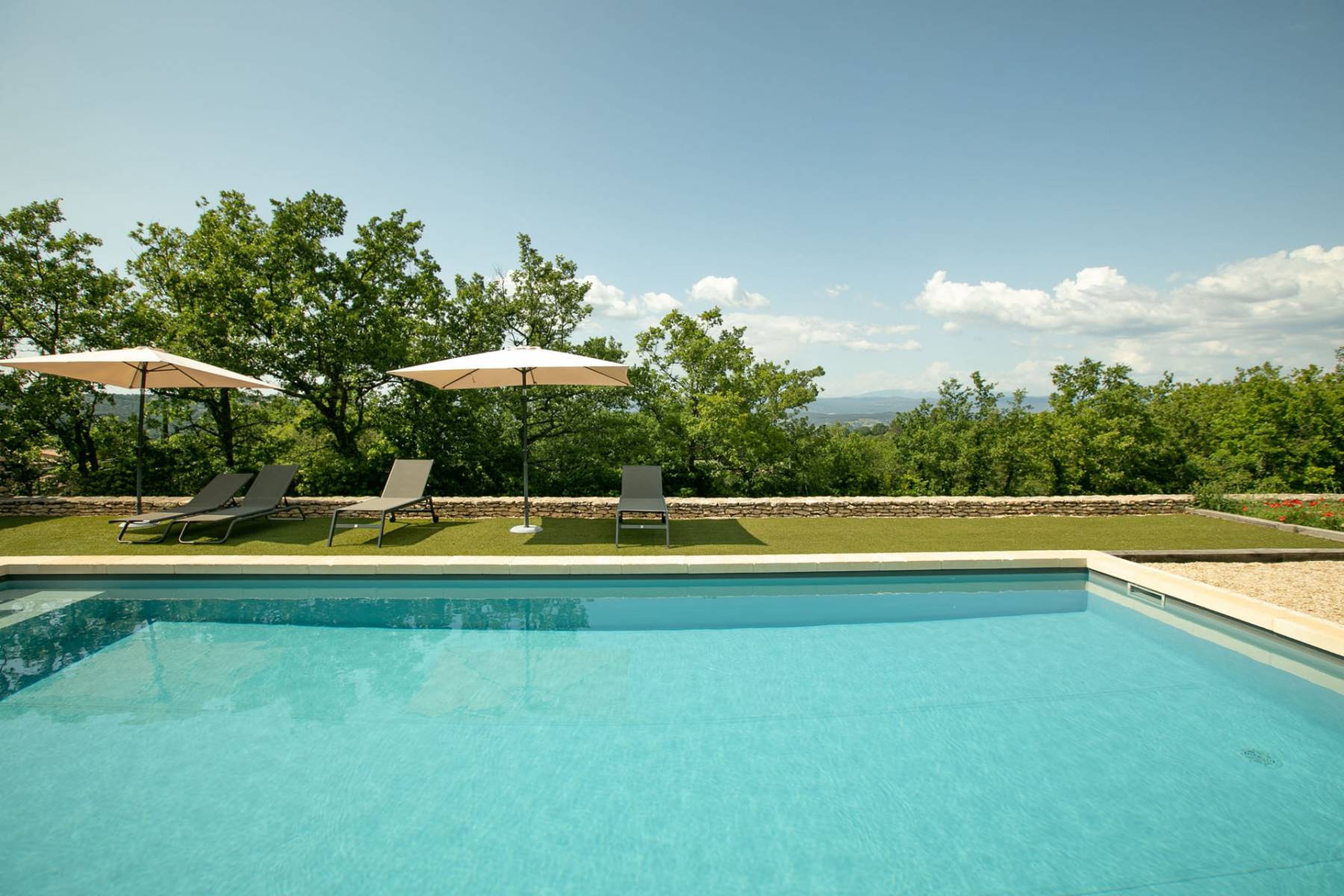 Proche Bonnieux, agréable maison avec piscine et grand garage   