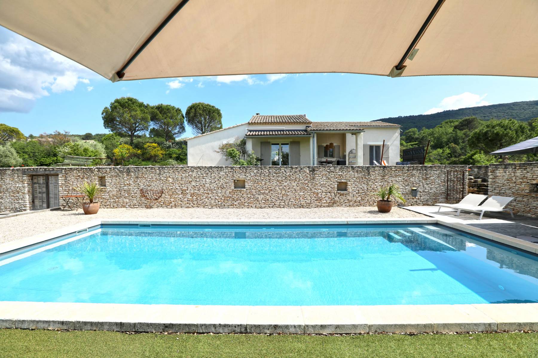 Proche Bonnieux, agréable maison avec piscine et grand garage   