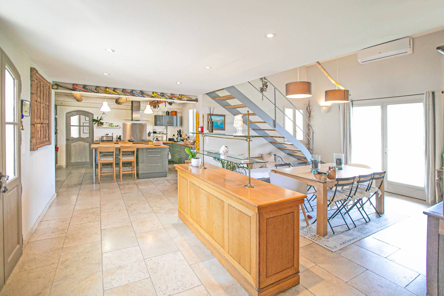 Proche Bonnieux, agréable maison avec piscine et grand garage   