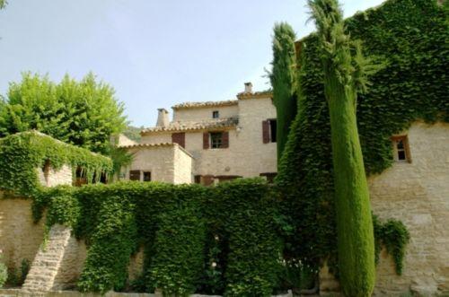 Goult en Luberon, maison du 17ème  en bordure de village