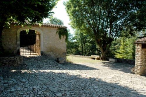 Goult en Luberon, maison du 17ème  en bordure de village