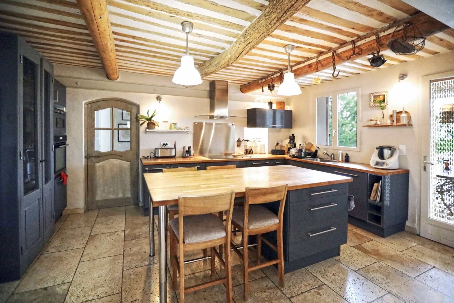 Proche Bonnieux, agréable maison avec piscine et grand garage   