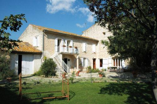 Mas XVIIème en Luberon sur 1,8 hectares  de terres proche Robion.