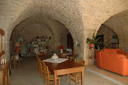 Mas XVIIème en Luberon sur 1,8 hectares  de terres proche Robion.