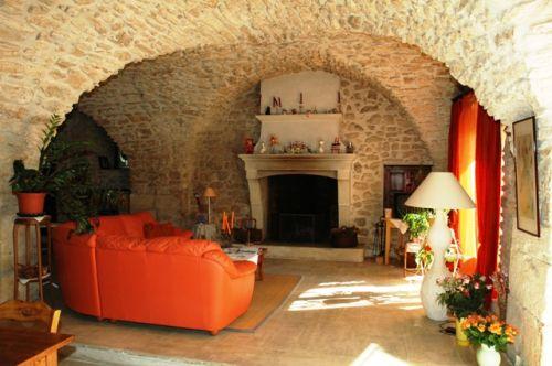 Mas XVIIème en Luberon sur 1,8 hectares  de terres proche Robion.