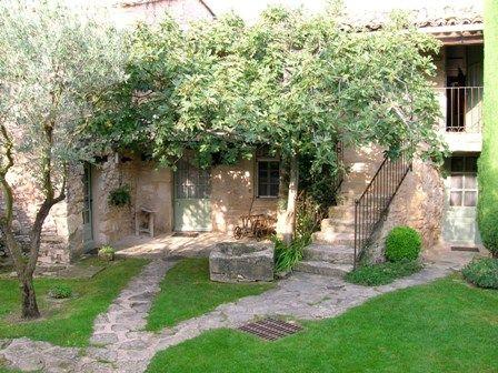 Ferme du 18ème en Luberon avec dépendences, piscine, garage...
