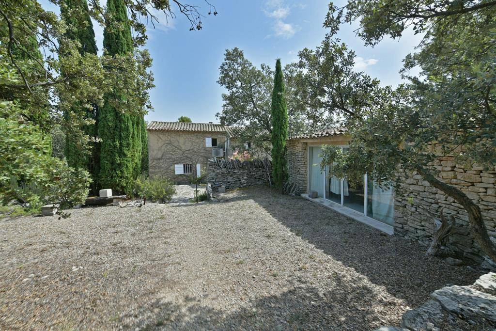 Bergerie aménagée, piscine et nombreuses dépendances sur 3 hectares de garrigue   