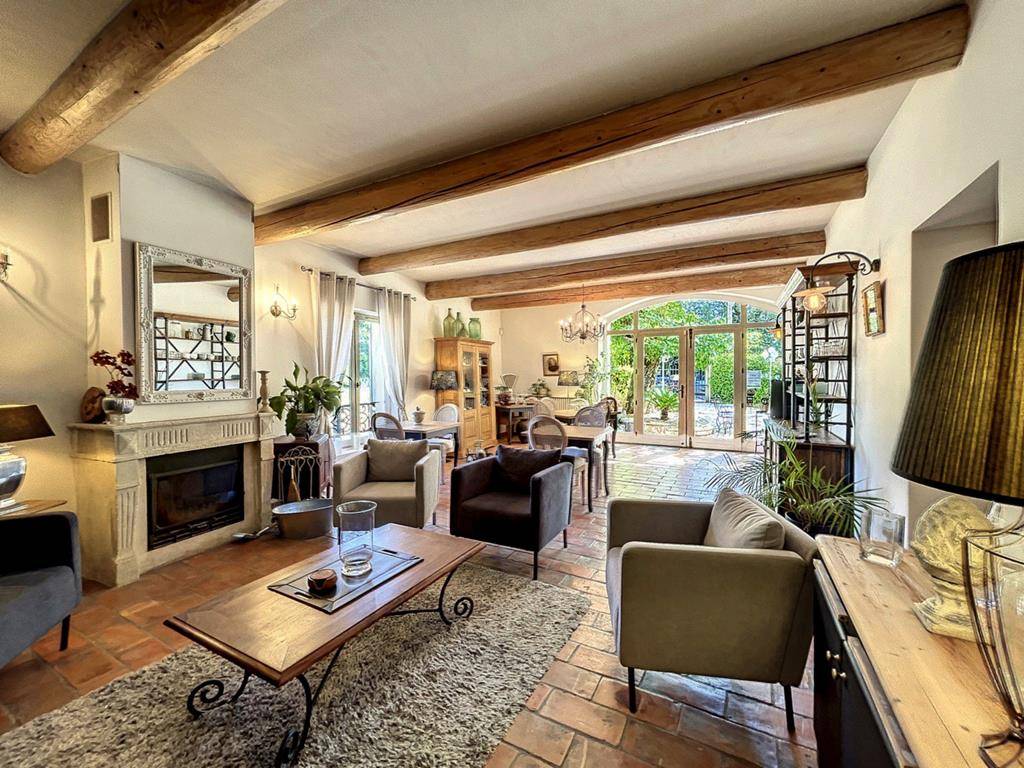 Salon dans propriété en pierres à la vente