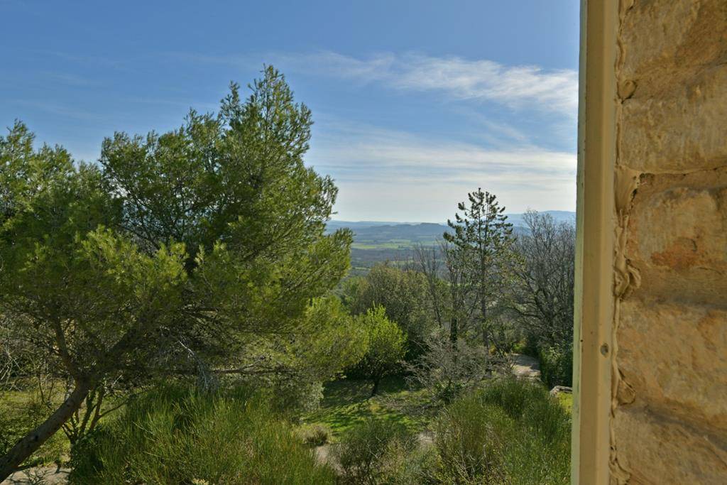 GORDES – maison en pierres en position dominante à 2 pas du village.   