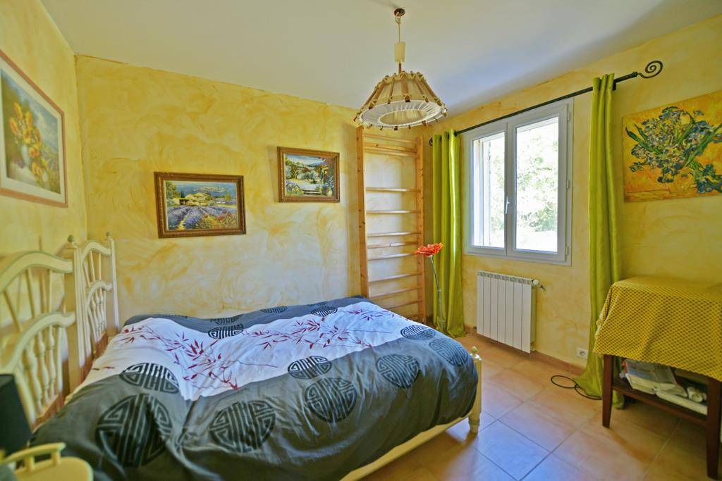 Entre Lacoste et Ménerbes, villa avec piscine face au Luberon   