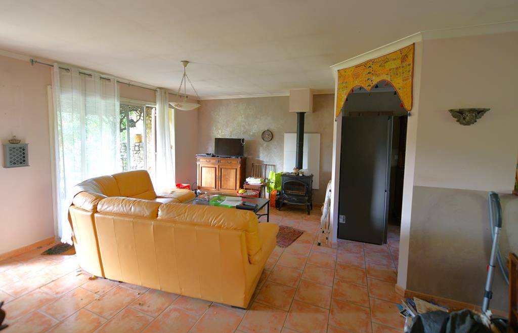Gordes. Maison en pierres proche village   