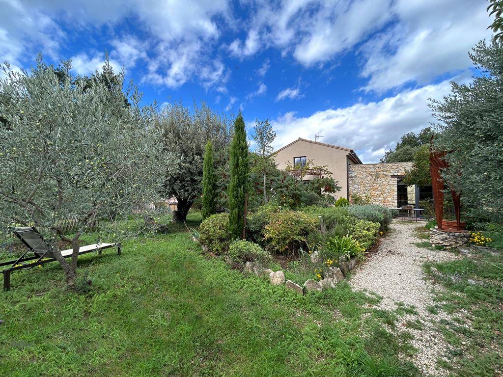 Maison de charme aux lignes contemporaines avec jardin luxuriant et bassin   