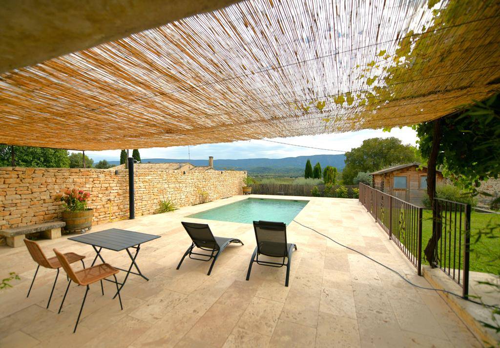 Gordes : Mazet rénové avec piscine dans hameau    