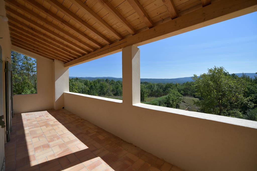 Face au Luberon et à quelques minutes des villages de Roussillon et Goult, maison rénovée avec soin.