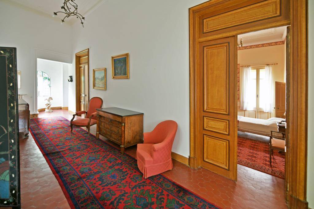A la vente, élégant hôtel particulier Renaissance à rénover avec jardin, annexes et appartements indépendants au centre de l'Isle-sur-la-Sorgue.