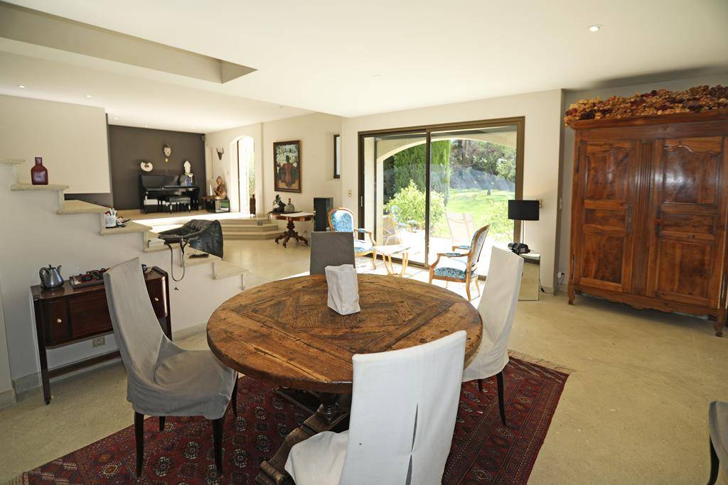 Au pied du Luberon, maison de qualité sur terrain paysagé   
