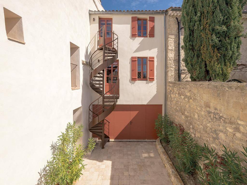 Pittoresque maison de village avec bassin provençal et vue panoramique   