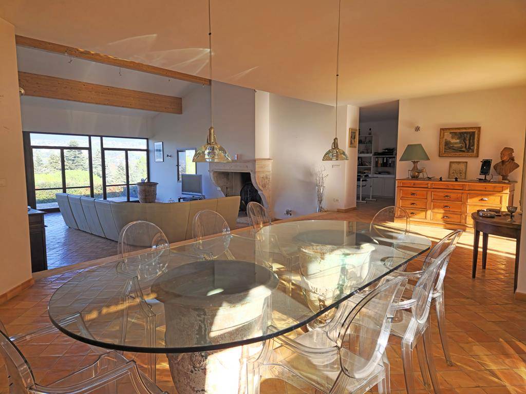 Maison contemporaine sur les hauteurs d'Apt avec terrain de plus d'un hectare, belle vue et volumes généreux.