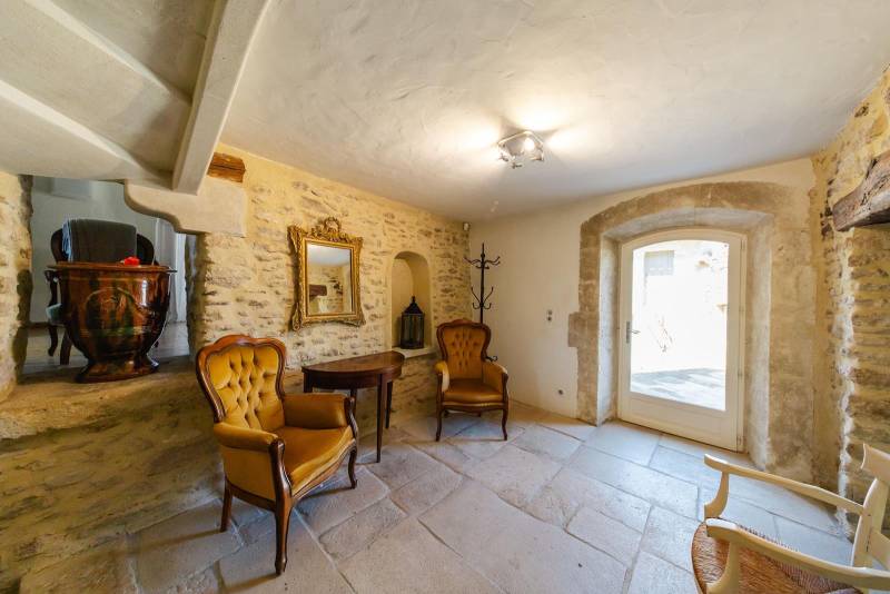 Vente dans le Luberon, élégante propriété en pierres avec vues sur Bonnieux et Lacoste, récemment restaurée et de nombreuses prestations.