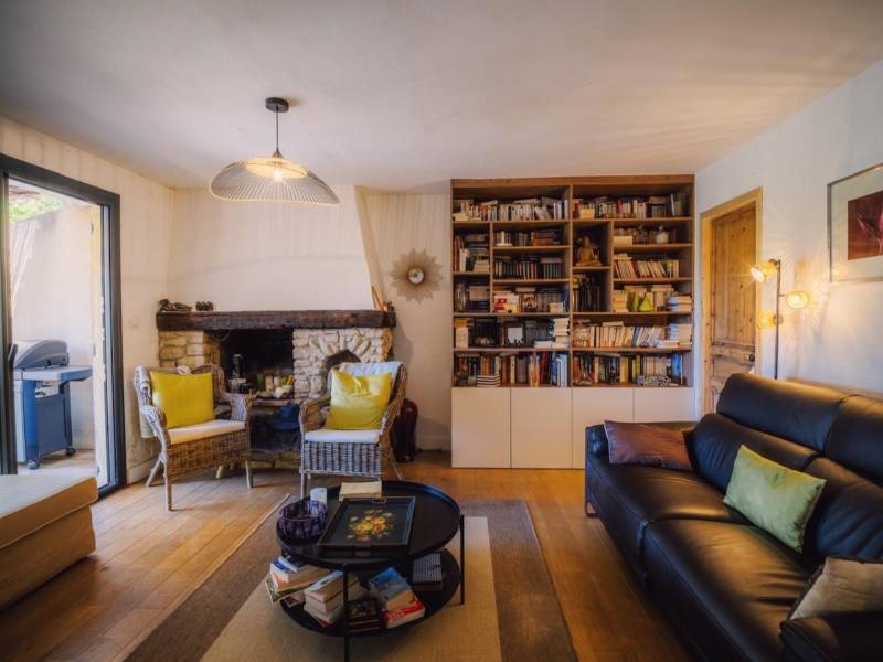 BIEN VENDU - Proche de Gordes, maison de hameau avec mitoyenneté, parfaitement restaurée avec jardin en restanques, piscine et parking.