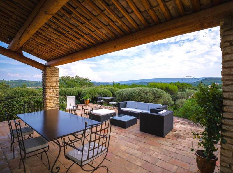 Gordes, belle propriété en pierres avec dépendance, piscine et terrasses, offrant des vues panoramiques sur le Luberon.