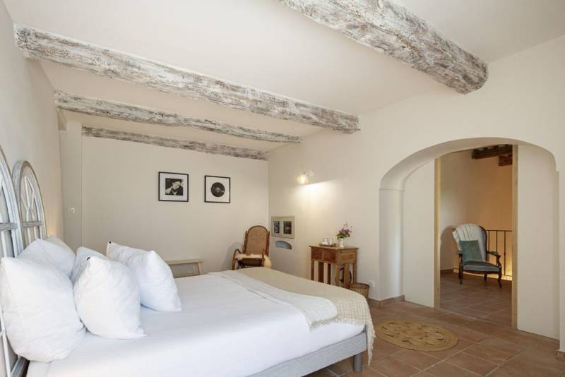Maison de caractère de près de 320 m² avec cour intérieure, piscine et appartement indépendant de près de 135 m2 à Lagnes.