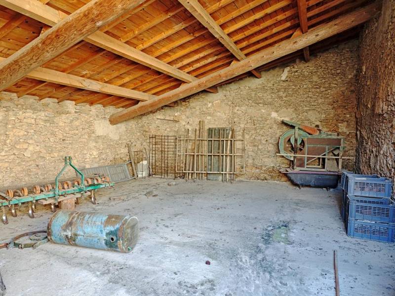 A vendre à Lioux, magnifique ferme en pierres à restaurer totalement avec beaucoup de potentiel et de charme.